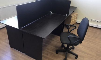 Офисный стол с перегородкой