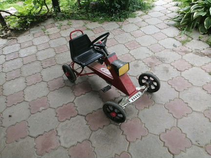 Детский автомобиль на педалях