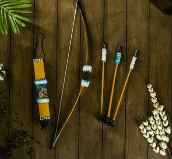 Сувенирный лук, бумеранг и рогатки из Индонезии