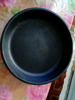 Сковороде большая чугунная черная