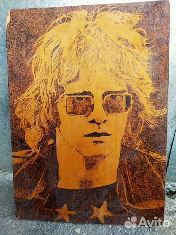 Фотография Джона Ленона выжжена на дереве