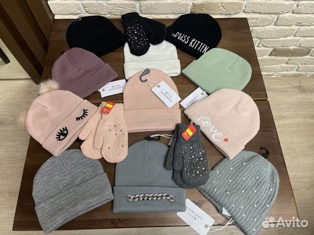 Море шапок, перчаток и варежек на детей и взрослых