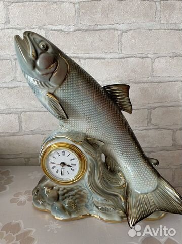 Фарфоровая статуэтка форель с часами