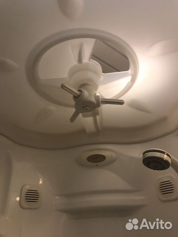 Душевая кабина Jacuzzi с гидромассажем и телефоном Душевая кабина Jacuzzi с гидромассажем и телефоном