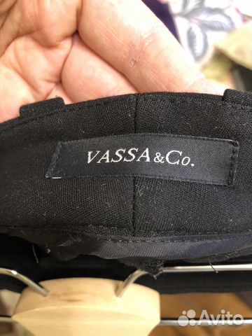 Брюки vassa&Co чёрные с лампасами, прямой крой Брюки vassa&Co чёрные с лампасами, прямой крой