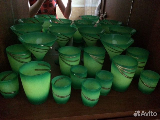 Набор зелёных, стеклянных стаканов и фужеров