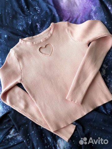 Пуловер с вырезом