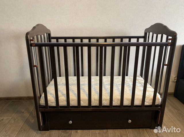 Детская кроватка с маятником