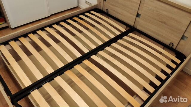 Кровать двуспальная с ящиком для белья Кровать двуспальная с ящиком для белья