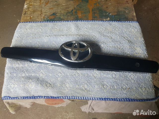 Накладка на крышку багажника на toyota camry 2006 Накладка на крышку багажника на toyota camry 2006