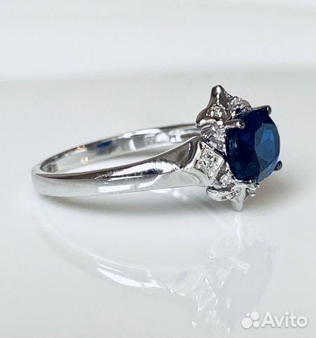 Кольцо из белого золота с сапфиром и бриллиантами