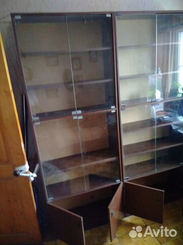 Книжный шкаф со стеклянными дверцами
