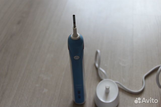 Электрическая зубная щетка Oral-B Pro 1000 Электрическая зубная щетка Oral-B Pro 1000