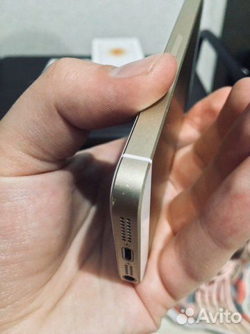 Телефон iPhone SE 32gb Gold