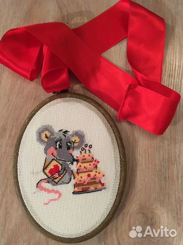 Панно вышивка - медаль мышь