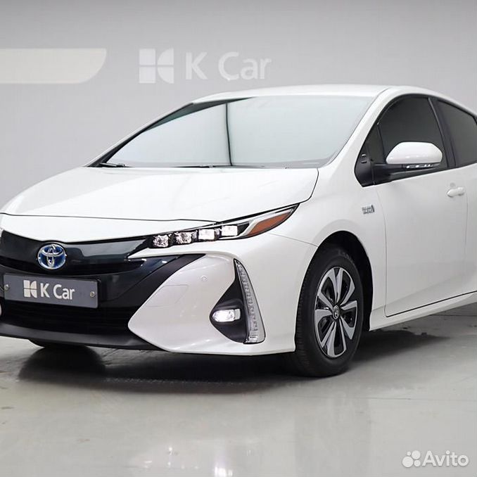 Toyota Prius 2018 Р±РµР»С‹Р№