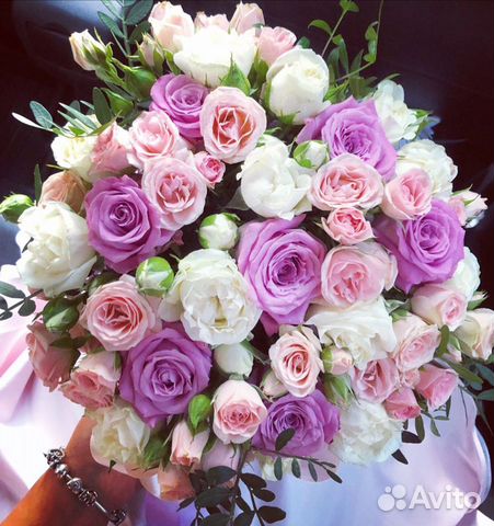 Букеты из цветов пионов, роз