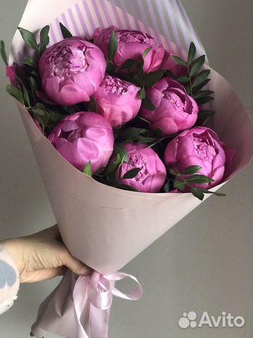 Букет из 7 малиновых пионов