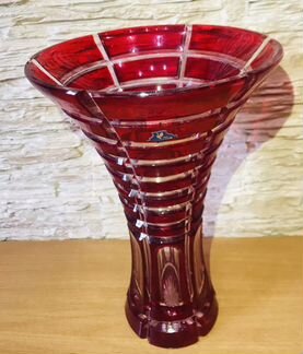 Ваза хрустальная из красного стекла, новая