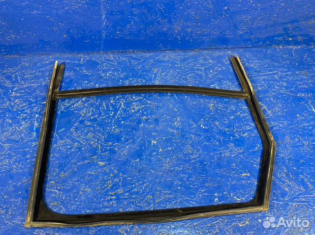 Уплотнитель стекла задний правый Land Rover Range