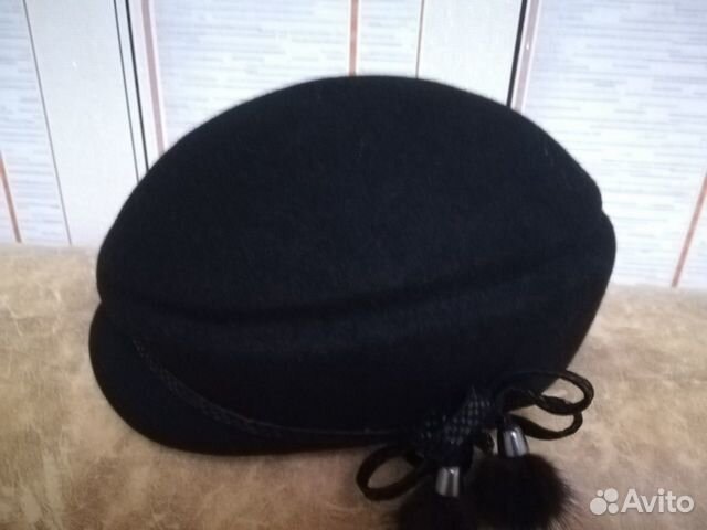 Изысканная шляпка-таблетка с козырьком