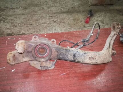 Поворотный кулак левый Volkswagen Passat b5