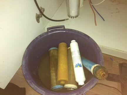 Замена фильтров для воды на кухне