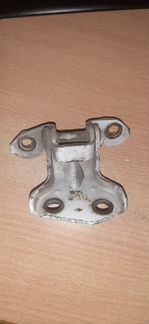 Петля двери задней правой нижняя Nissan Wingroad