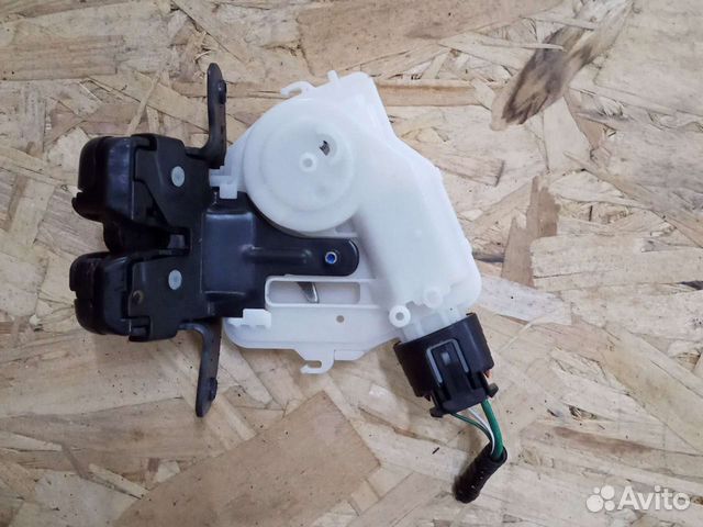 Замок крышки багажника Toyota Auris E 180