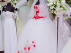 Свадебное платье с ярко-красными цветами