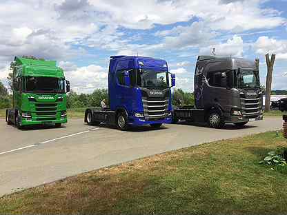 вакансии дальнобойщика авито. вакансии дальнобойщика авито. грузовики категории с. водитель грузовика. фуры на стоянке дальнобойщики.