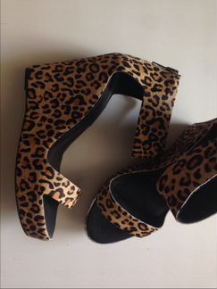 Босоножки на танкетке Matiko