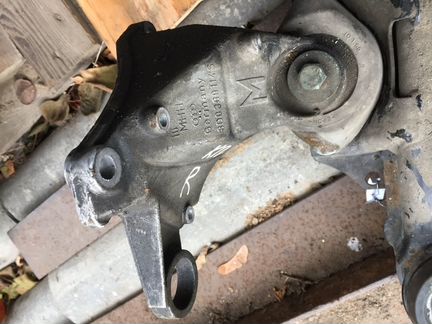 Кронштейн МКПП правый 8D0399114S VW passat b5