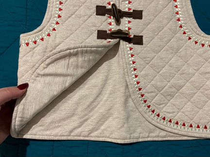 Уютная жилетка + адвент Лизы Арье в подарок