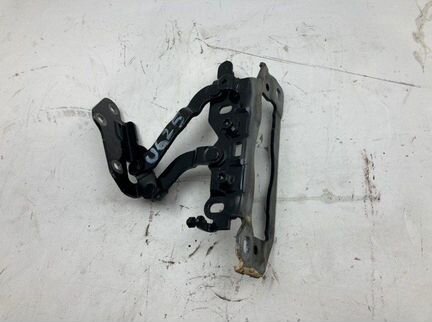 Петля капота левая Mercedes C300 W204 3.5 2014