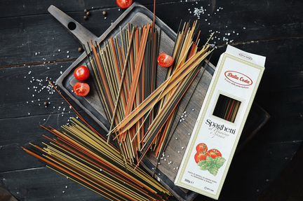 Макароны спагетти с томатами и шпинатом 