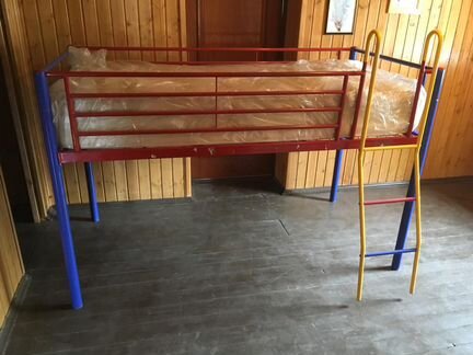 Детская верхнеярусная кровать