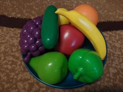 Набор игрушечных фруктов и овощей