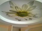 Натяжной потолок с цветами
