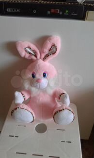 Игрушки мягкие. Зайчики