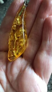 Кулон ручной работы из янтаря