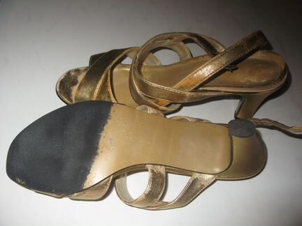 Босоножки золотые