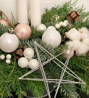 Новогодняя живая композиция со свечами