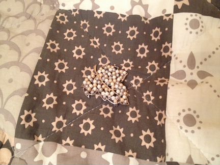 Брошь новая с натуральным жемчугом