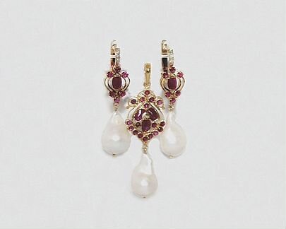 Серьги и подвеска с рубинами