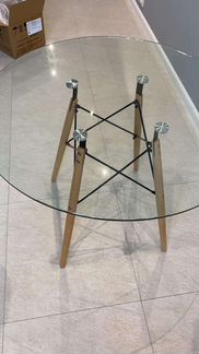 Стол Eames толстое стекло 90, 80 с царапиной