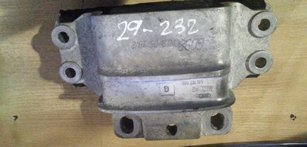 Опора двигателя левая Ауди TT 8J0199555G