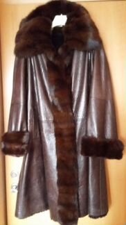 Кожанное пальто на меховом подкладе, отороченное н