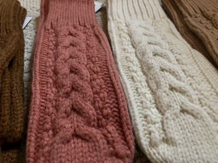 Шерстяные вязаные варежки