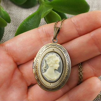 Медальон Камея Дама на сером